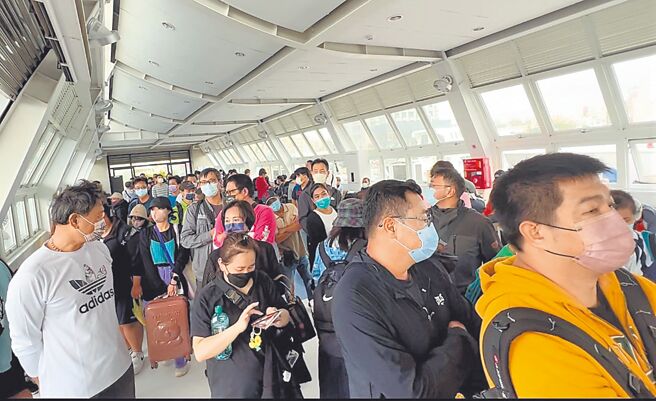 澎湖此次县长选情激烈，南海交通船码头也涌现返乡投票人潮，这2天有将近1000人搭船，回到望安七美投票。（张茂雄摄）