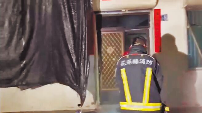 花蓮縣壽豐鄉一棟3層樓透天民宅25日凌晨發生火警，造成陳姓屋主與其小兒子輕傷，陳妻與其大兒子救出時已被濃煙嗆昏，送醫急救後仍在加護病房治療。（民眾提供／羅亦晽花蓮傳真）