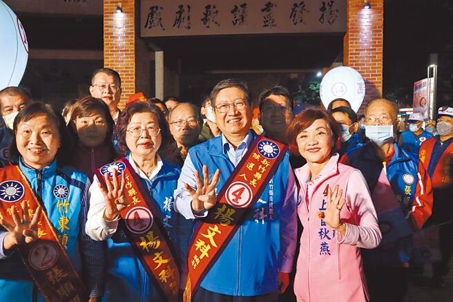 新竹县长杨文科（中）25日晚间在竹东举办选前之夜，希望大家票投杨文科，并希望党籍候选人全垒打。（邱立雅摄）