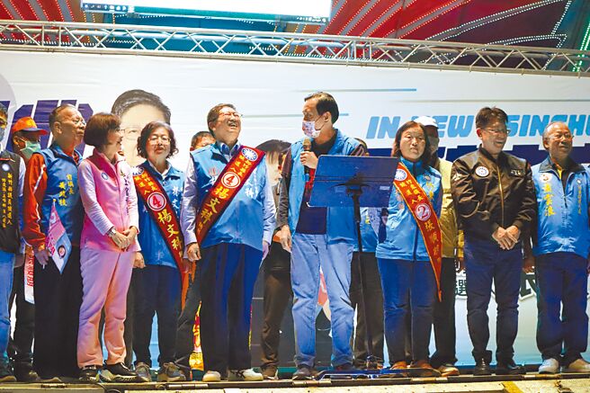 前总统马英九（左五）到竹东来替国民党新竹县长候选人杨文科（左四）站台，妙语如珠引起台下阵阵笑声。（邱立雅摄）