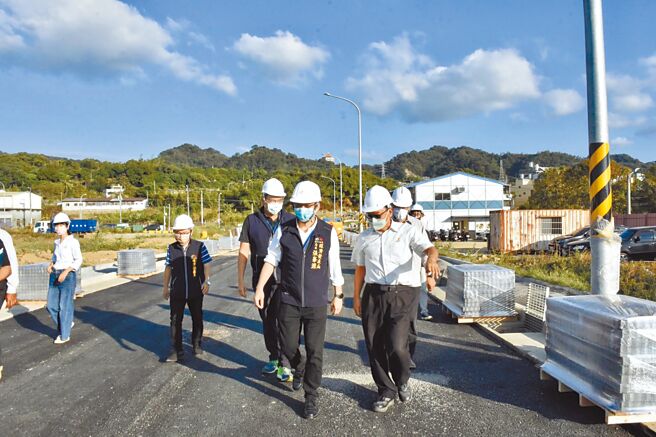 了解台中市潭子聚兴产业园区开发作业进程，经发局长张峯源日前视察施工进度。（台中市经发局提供／林欣仪台中传真）