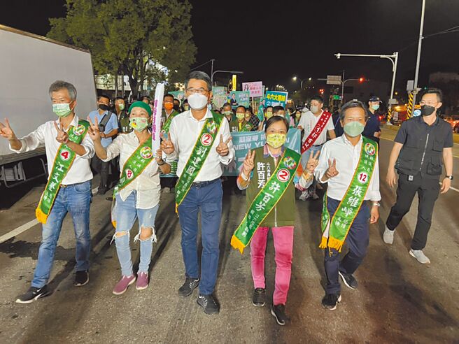 民进党云林县长候选人刘建国（左三）选前之夜在斗六市区拜票，强调创造新云林。（周丽兰摄）