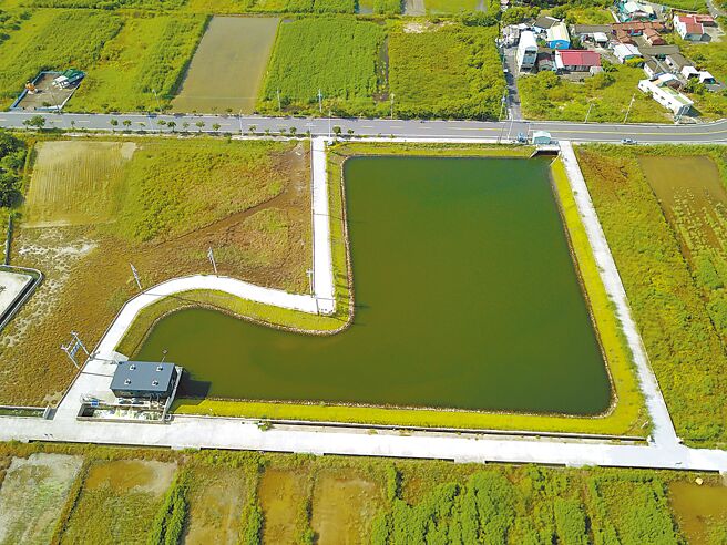 位在台南市将军区的广山滞洪池外观犹如巨大耶诞靴。（台南市政府水利局提供／张毓翎台南传真）