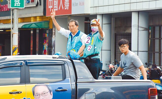 国民党屏东县长候选人苏清泉（左）以车队扫街方式，寻求选民支持。（林和生摄）