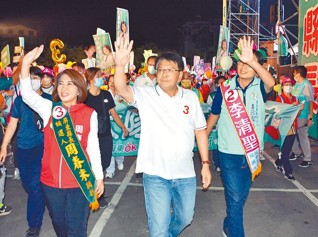 民进党屏东县长候选人周春米（左）以嘉年华形式，选前之夜在屏东市徒步游行。（林和生摄）