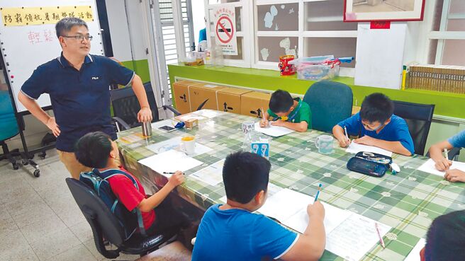 在屏东县同安国小任教23年的曾鸿文（左一）18日癌逝，享年50岁，离世前他转交一笔钱给教导主任蔡锦丰，拜托学校继续照顾课后辅导班的学生。（同安国小提供／谢佳潾屏东传真）