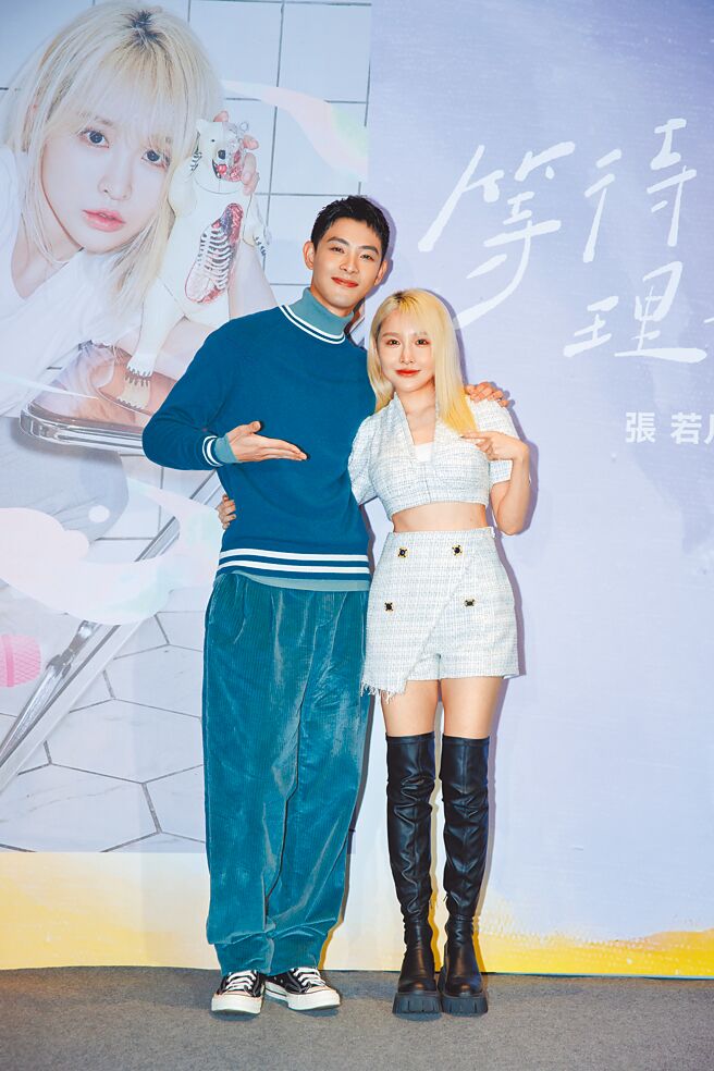 張若凡（右）昨舉辦發片記者會，好友連晨翔到場力挺。（索尼音樂提供）