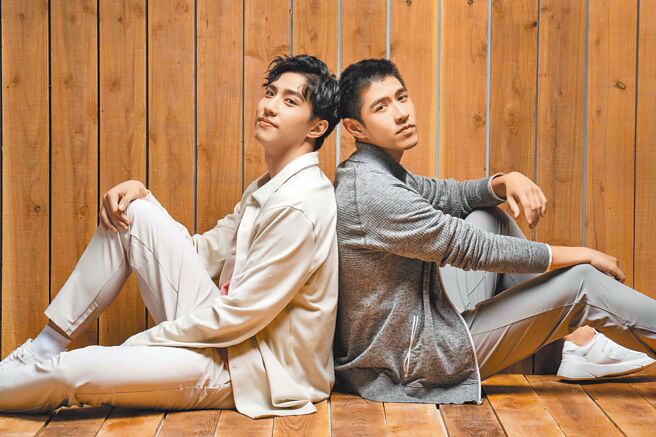 余晉（左）透露私服通常簡約舒適，穿lululemon柔軟針織外套3980元、New Venture Trouser*Pique 5280元、Heavyweight縐紗短袖上衣2280元。吳岳擎（右）私服近期越穿越休閒，身穿lululemon Engineered保暖夾克5780元、Engineered Warmth長袖圓領上衣5280元、Surge慢跑褲3980元。（攝影／石智中‧服裝提供／lululemon）