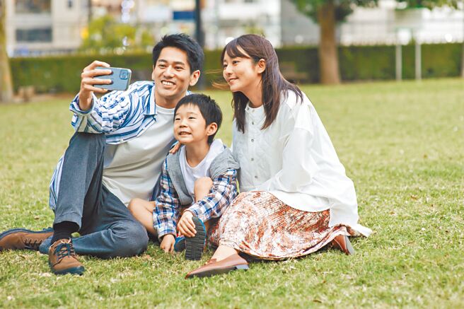 木村文乃（右起）与岛田哲太跟永山绚斗在片中饰演一家人。（海鹏提供）