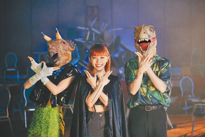 温妮（中）新歌〈D.C.A.Y不想理你〉展现不受规则限制的人生哲学。（WINNI工作室提供）