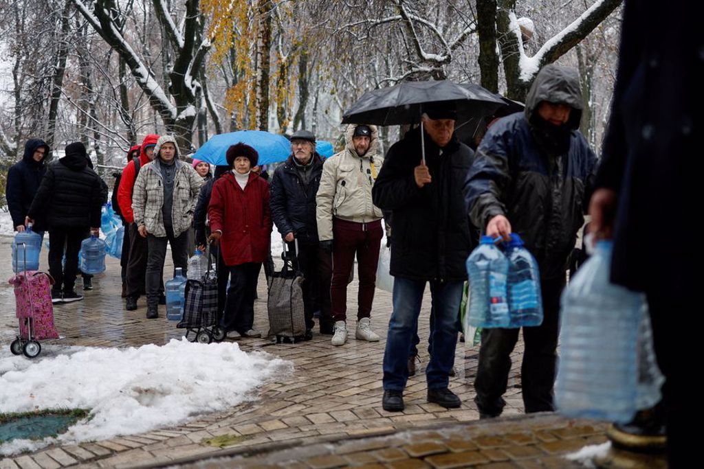基辅面临断水断暖断电，人员必须冒着雨雪，排着长队去装日常饮用水。图/路透社(photo:ChinaTimes)