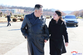 北韓公主「登大人」造型激像她 金正恩父愛爆棚畫面曝