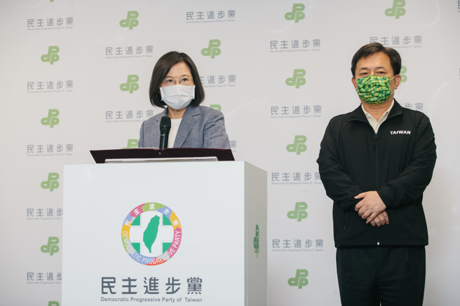 民进党九合一选举失利 ，兼任党主席的蔡英文总统(左)、党秘书长林锡耀（右）出席选后记者会，蔡宣布请辞党主席。（郭吉铨摄）