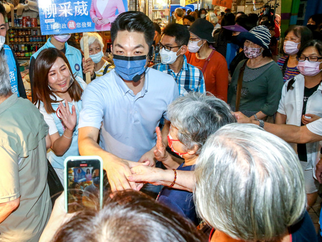 图为国民党台北市长当选人蒋万安（左三）日前进行扫街。（中时资料照，粘耿豪摄）
