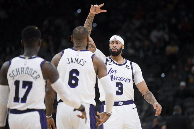 安東尼戴維斯(右)將於今天客場出戰馬刺比賽宣告缺席。(美聯社資料照)