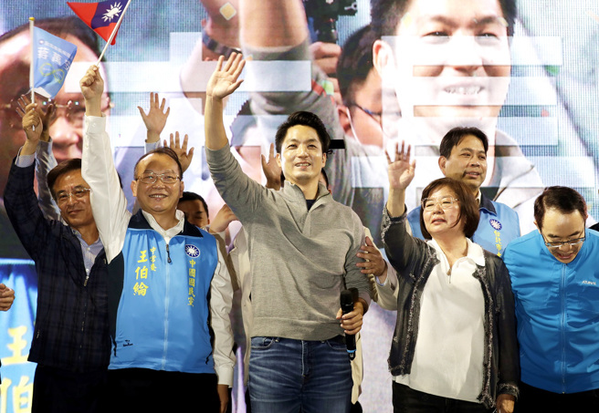 國民黨在九合一選舉中大勝，是否能夠趁勝追擊奪回執政權？「美國之音」認為「變數仍多」。圖為蔣萬安26日晚間宣布勝選。（圖／美聯社）