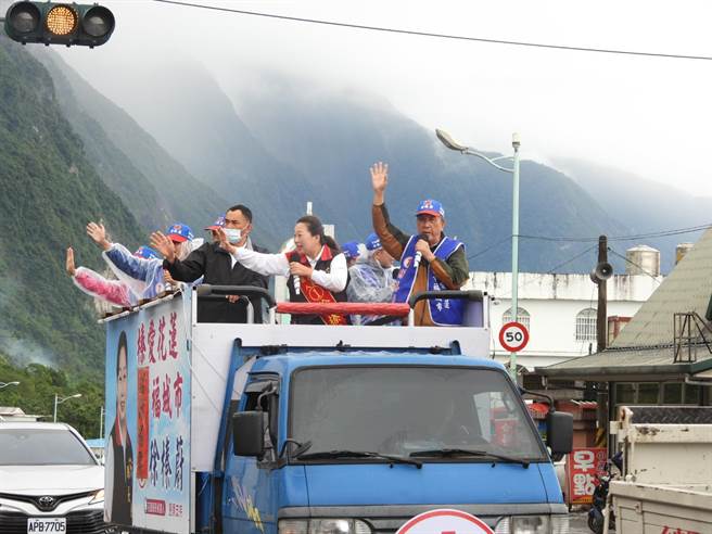 国民党县长徐榛蔚今天一早就到秀林乡展开谢票行程，感谢民眾对她的支持。（罗亦晽摄）