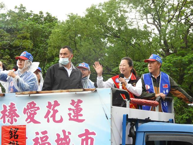國民黨縣長徐榛蔚今天一早就到秀林鄉展開謝票行程，感謝民眾對她的支持。（羅亦晽攝）