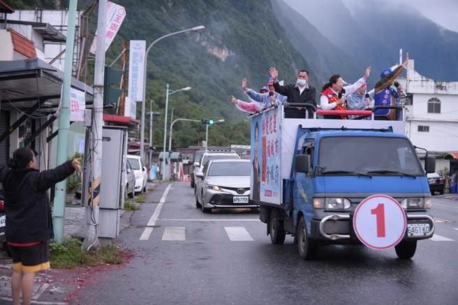 国民党县长徐榛蔚今天一早就到秀林乡展开谢票行程，不少支持者听见其团队的声音在自家门口时，纷纷走出门来，向她热情挥手打招呼，大喊「县长加油」。（罗亦晽摄）