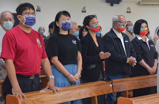 民进党花莲县长候选人Kolas Yotaka(右3)败选隔天上午到花莲市区的美崙天主堂弥撒，下午会到部落谢票。（罗亦晽摄）