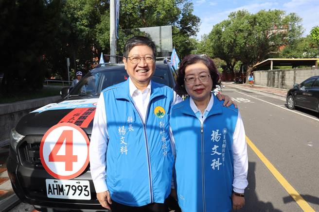 新竹县长杨文科（左）感谢夫人甘秀美一路陪伴支持，并协助妇女工作沟通，让他非常感动。（邱立雅摄）