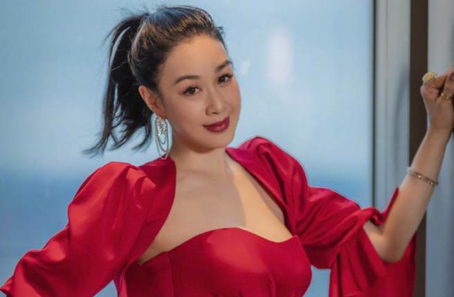 鍾麗緹同框自己的12歲小女兒小考拉，她的顏值也進一步曝光。(圖/鍾麗緹 微博)