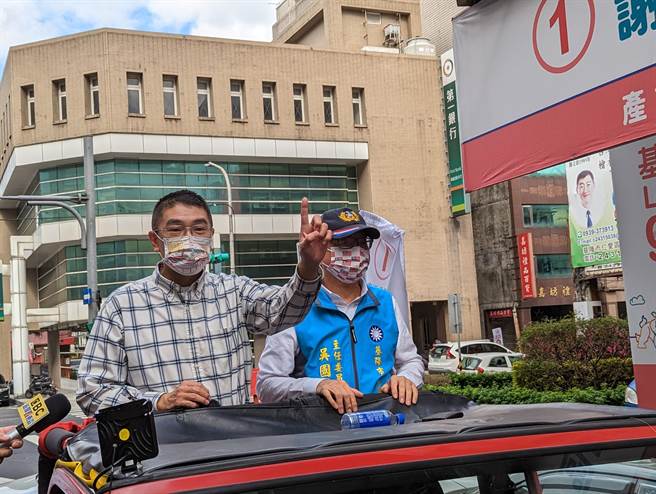 準基隆市長謝國樑（圖左）表示，他提出的電動機車政見一定會實現。（張志康攝）