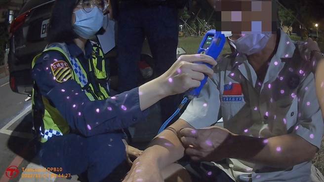 刘男经酒测，酒测值达0.55，依公共危险罪移送法办。（翻摄照片／崔正纲高雄传真）