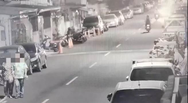 高雄凌晨祖孙2人骑车返家时，遭酒驾逆向刘男撞倒。（翻摄照片／崔正纲高雄传真）