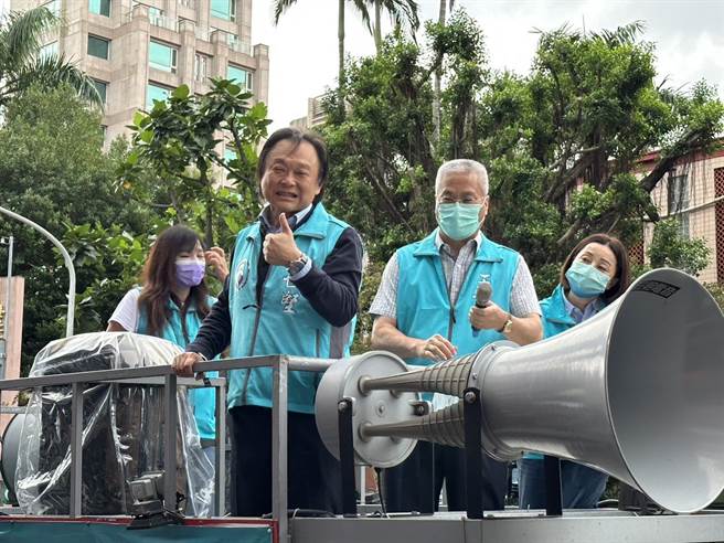 台北市中山、大同区议员选战结果出炉，选前被网军侧翼围剿的民进党籍王世坚，最终以2万9796票夺得选区第一高票，顺利完成6连霸。（黄婉婷摄）