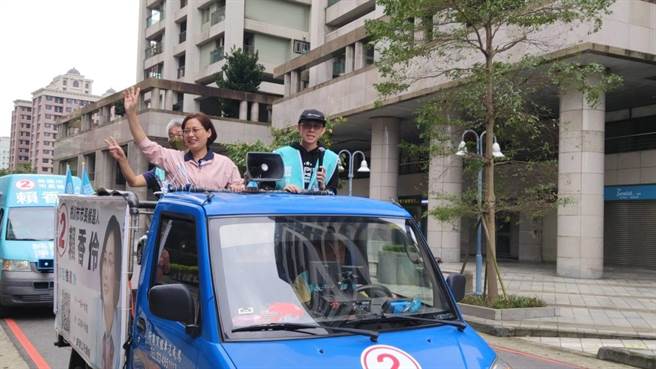 赖香伶一早从党部出发展开谢票。(蔡依珍摄)