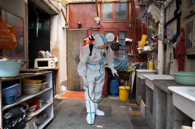 工作人员在上海黄浦区豫园街道广福居民区清消通道。（图／新华社资料照）