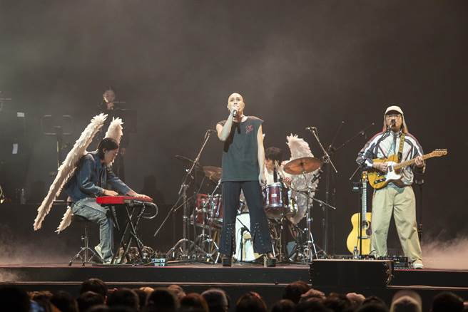 黄宣献唱为落日飞车助阵。（夕阳音乐提供）