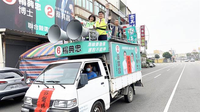 第二選區勇奪第二高票的市議員楊典忠，今天一早在太太陪同下展開選區謝票行程。（民眾提供）