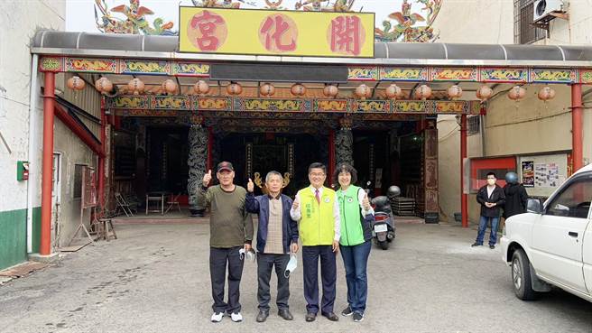 楊典忠車隊行經「開化宮」時，還專程下車參拜，民眾特和他合照，慶祝他高票連任。（民眾提供）