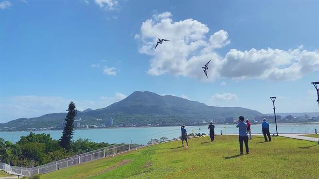 「中华特技风筝推广协会」风筝好手前来园区试飞，搭配各种放飞与收线技巧，让现场民眾惊嘆不已。(沪尾艺文休閒园区提供)