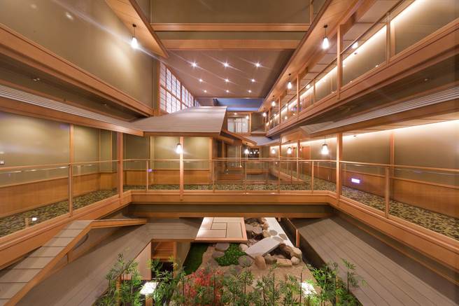 日勝生加賀屋採用日本傳統「數寄屋」建築工法，建築中處處可見屋中屋的日式特色。(日勝生加賀屋提供)