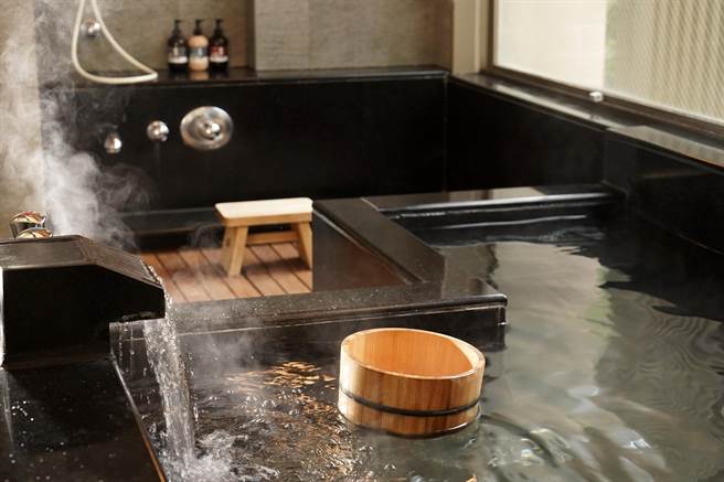 位在大屯山下的日胜生加贺屋，拥有堪称大自然恩惠的白磺泉，泉水有淡淡的硫磺味。(日胜生加贺屋提供)