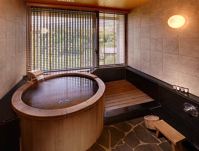 加贺屋备有17间风格各异的双人独立汤屋，照片为「听泉」系列汤屋。(日胜生加贺屋提供)