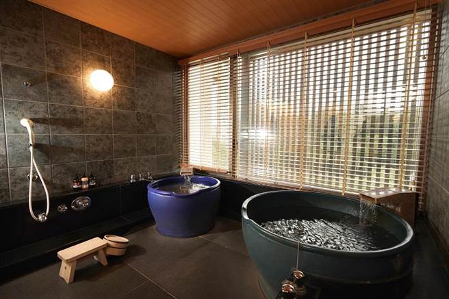 有的双人独立汤屋有两个浴池，提供民眾更多元的泡汤选择。(日胜生加贺屋提供)