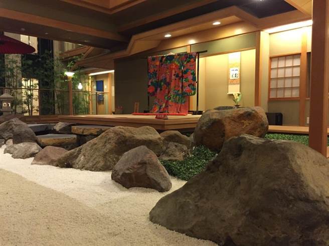 日勝生加賀屋六樓的「金娘苑」，是以日本枯山水及傳統茶室為題材所創作的室內庭園造景。(日勝生加賀屋提供)