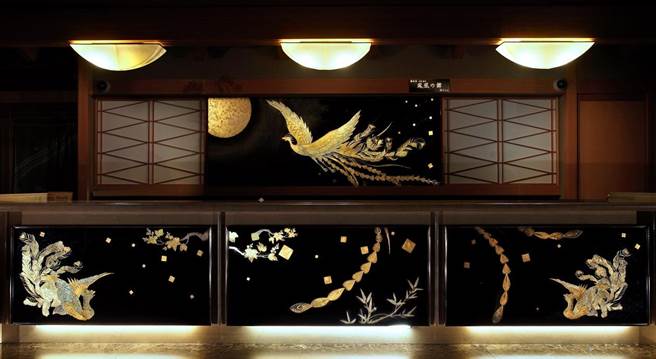 旅館二樓大廳櫃檯的鳳凰飛舞圖，是日本國寶級工藝「輪島漆」與「金箔」結合而成的創作。(日勝生加賀屋提供)