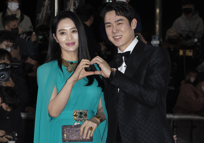 南韩大满贯影后金惠秀(左)日前出席青龙电影奖。(图／达志影像)