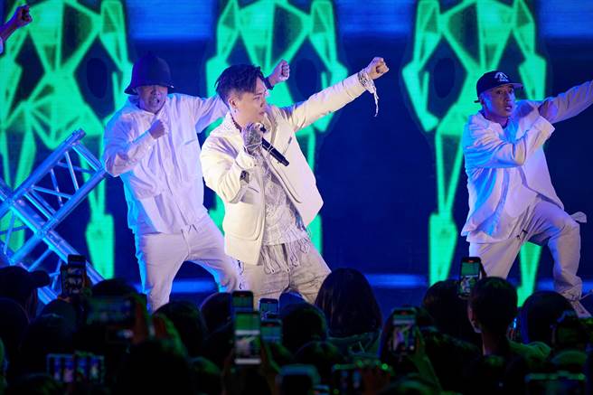 萧秉治嗨歌炒热现场气氛。（相信音乐提供）