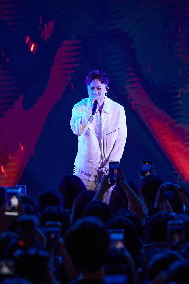 萧秉治感谢歌迷2个月等待签唱会献唱多首歌曲。（相信音乐提供）