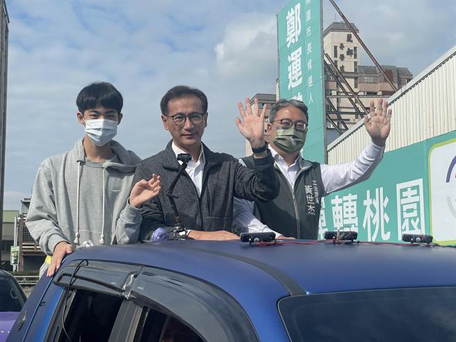 民进党郑运鹏在儿子及立委黄世杰陪同下展开车队扫街谢票。(吕筱蝉摄)