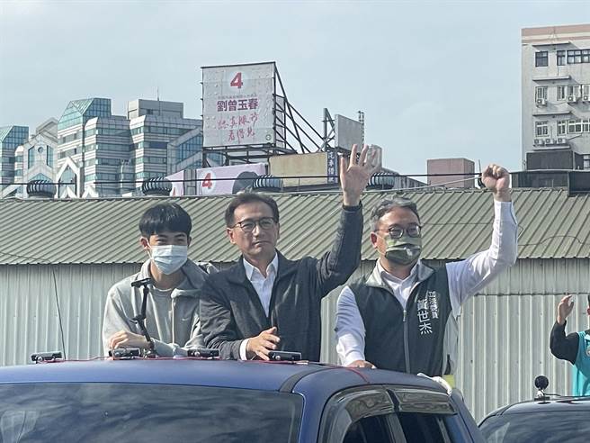 民进党郑运鹏在儿子及立委黄世杰陪同下展开车队扫街谢票。(吕筱蝉摄)