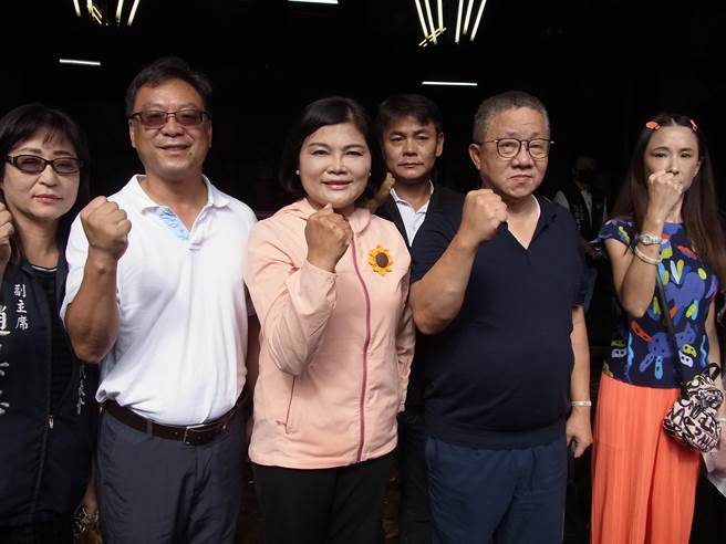 云林县长张丽善（左三）回土库老家谢票，将跟随北港妈祖遶境祈福。（张朝欣摄）