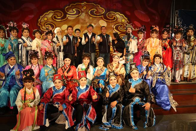 台中市忠孝路长老教会承办「大人读册吧！银向学习计画」，26日举办「歌仔戏，说人生」成果发表会，学员粉墨登场。（陈淑芬摄）