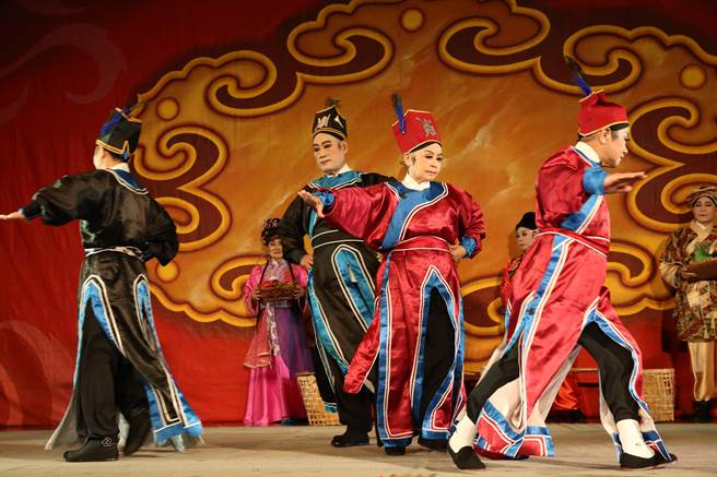 台中市忠孝路长老教会承办「大人读册吧！银向学习计画」，26日举办「歌仔戏，说人生」成果发表会，学员粉墨登场。（陈淑芬摄）